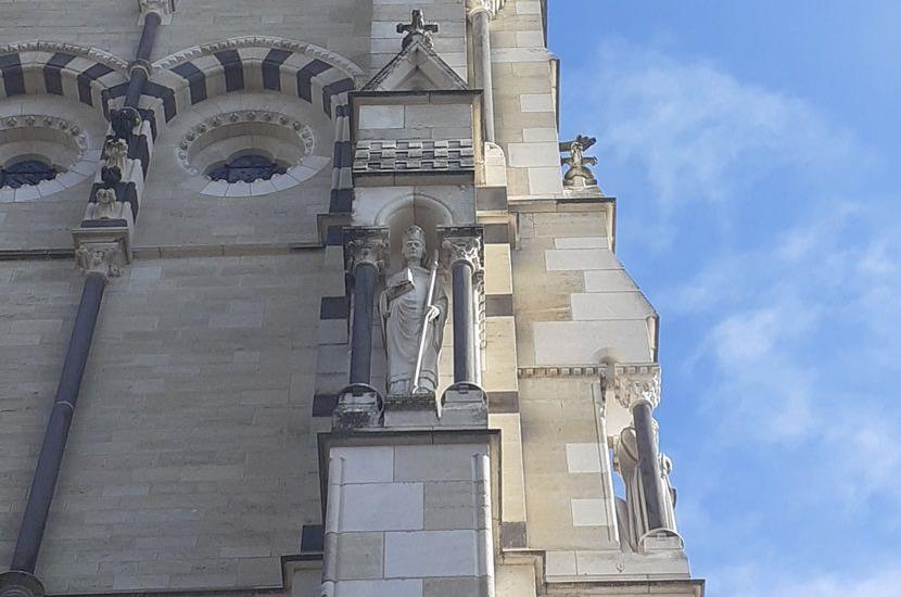 Statue de Mgr de Dreux-Brézé à l'angle sud de la façade occidentale de la cathédrale Notre-Dame-de-l'Annonciation, Moulins (c) Moulins Communauté 24 02 29 cathedrale c moulins communaute 5 copy