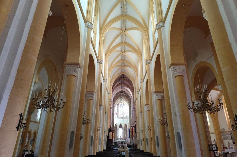 25 09 09 nef et bas cotes prieurale souvigny c moulins communaute 7 pixels ok copy